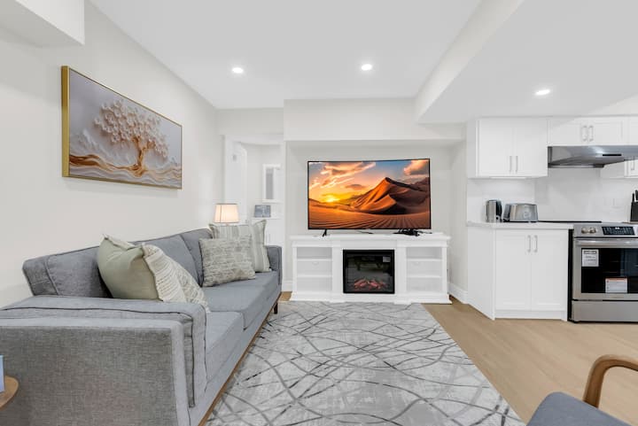Premium Oakville Executive Suite
2 Br + 2 Ba - Burlington