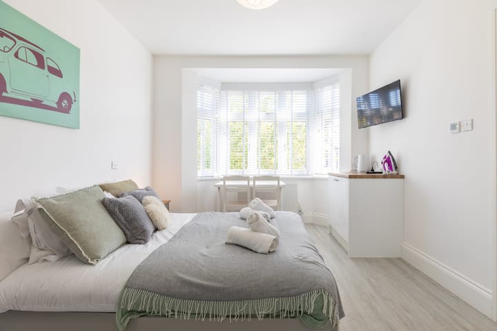 Light Filled First Floor Studio With Bay Window - Londres