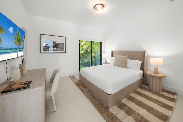 Спалня в къща за гости с прилежаща баня. Влизането в спалнята става от друга спалня, а самостоятелната баня е обща