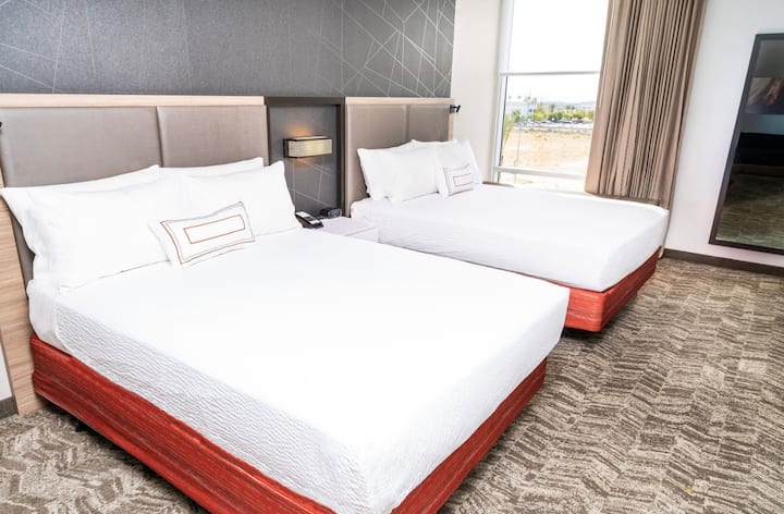 Stylish 2 Queen Hotel Suite W/ Breakfast - Ontario, CA
