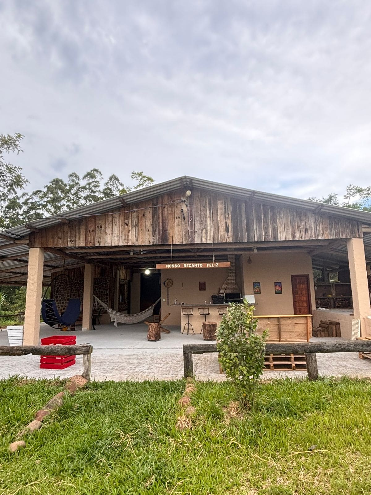 Rustic For Rent Sign Estradeiro Room - Barns for Rent in Lauro Muller, Santa Catarina ...
