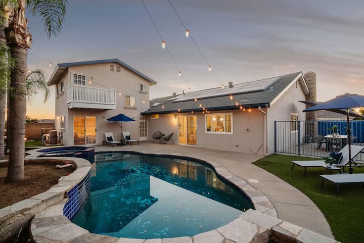 Sunlit Oasis: Heated Pool & Jacuzzi | Near Disney - Placentia, CA