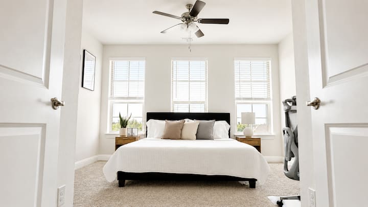 Oversized Kingroom: Ensuitebath & Workspace 5 - Allen, TX