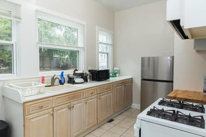 Poplar House | 3br 2nd Floor | Near Downtown - San Mateo
