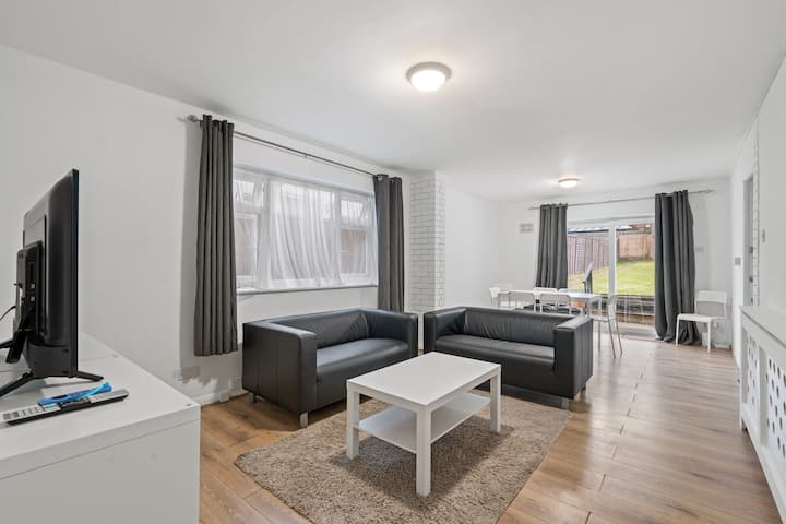 Large 6 Bed, 3 Bath, Ealing, London - Edgware