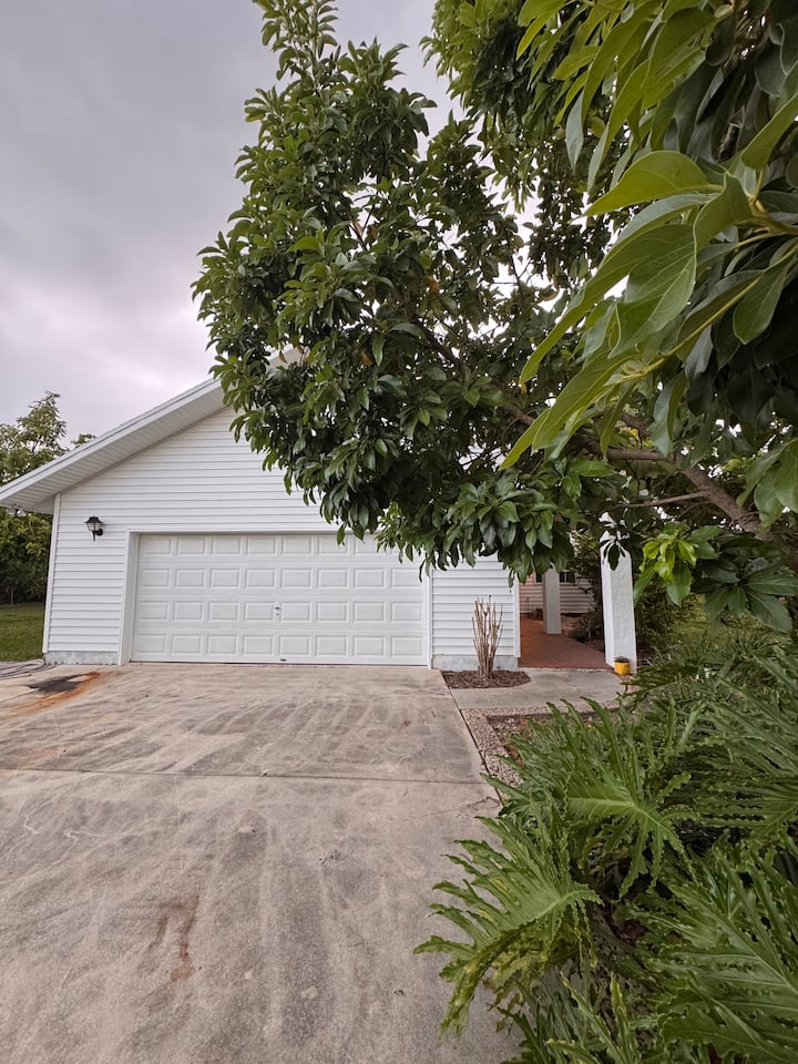 A Relaxing Stay At Redlands Paradise Farmhouse! - Homestead, FL