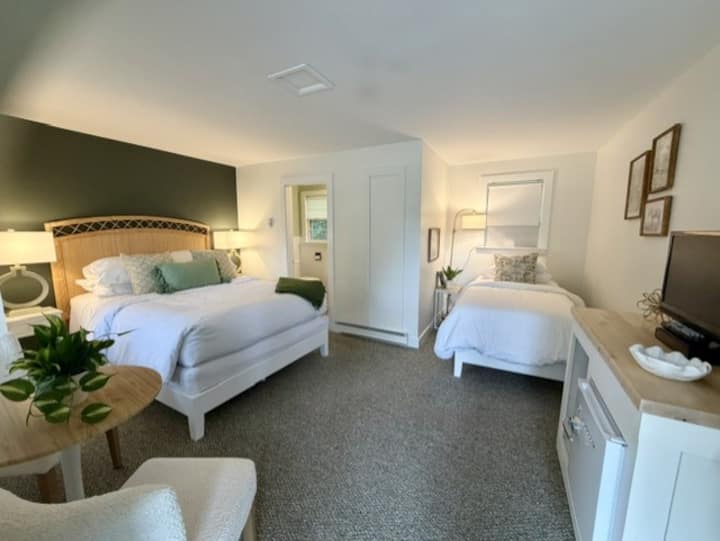 Charming Queen + Twin Room At Ebb Tide - Kennebunkport, ME