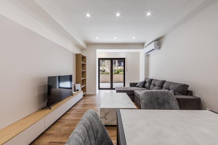 Bright Apartment With Large Terrace & Free Parking - Albania