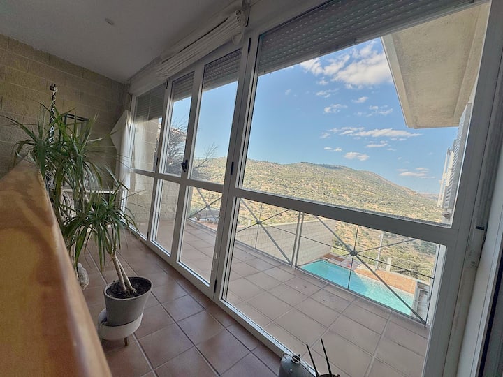 Galería acristalada con vistas a la piscina: para disfrutar del paisaje haga el tiempo que haga.