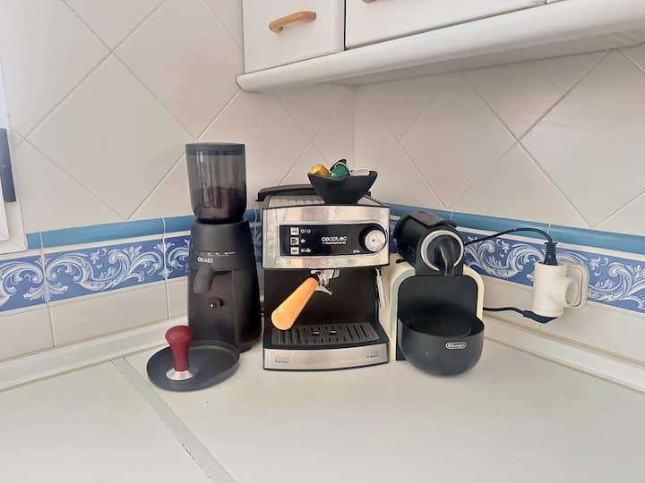 Cafetera espresso manual con molinillo, cafetera de cápsulas y batidora: desayunos de verdad.
