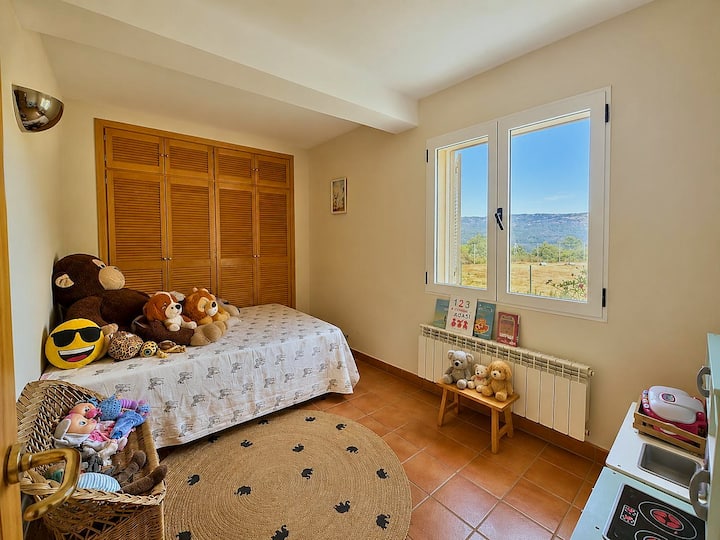 Dormitorio infantil con cama individual y armarios de madera empotrados.