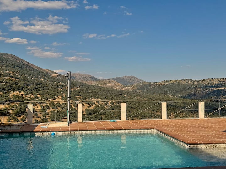 Piscina privada asomada al valle: vistas abiertas a la sierra desde el agua.