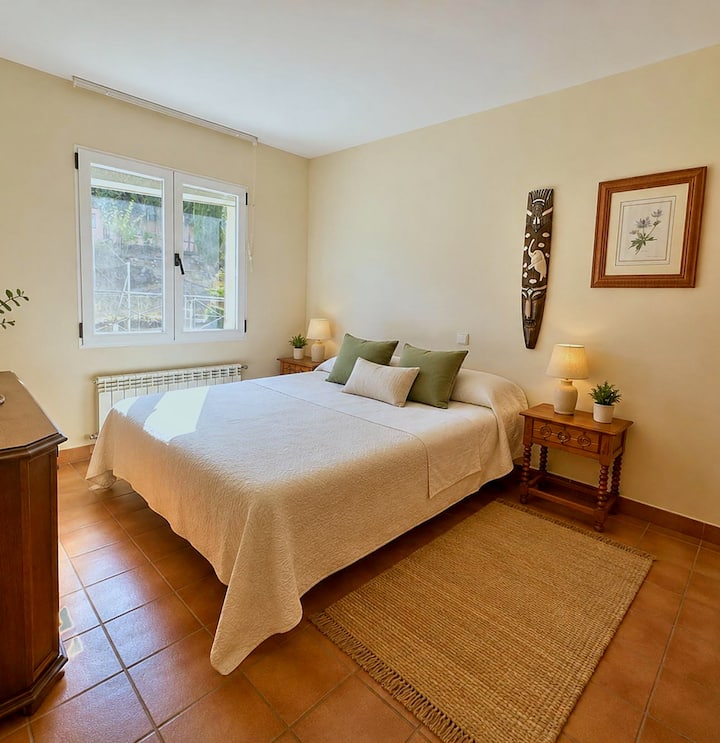 Segundo dormitorio con cama de matrimonio y ropa de cama incluida.