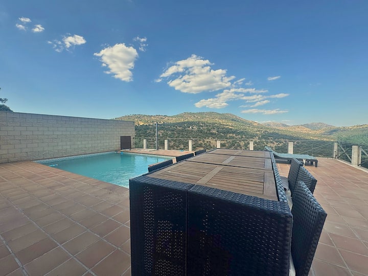 Zona chill-out junto a la piscina: sofás al aire libre para las tardes tranquilas.