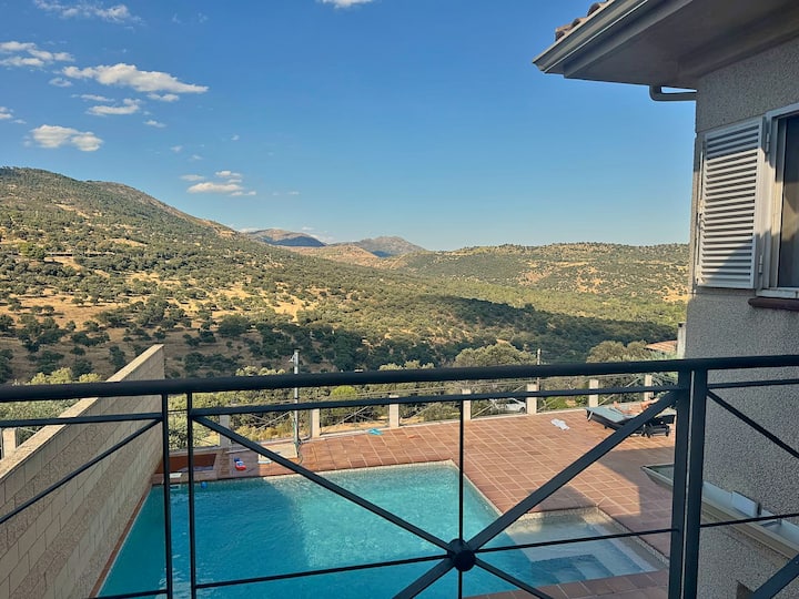 Balcón con vistas directas a la piscina y a las montañas de la Sierra Oeste.