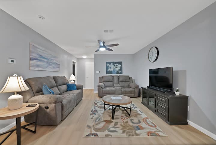 Modern 3/2 W/flex Room, Dfw Attractions, Workspace - Grand Prairie, TX