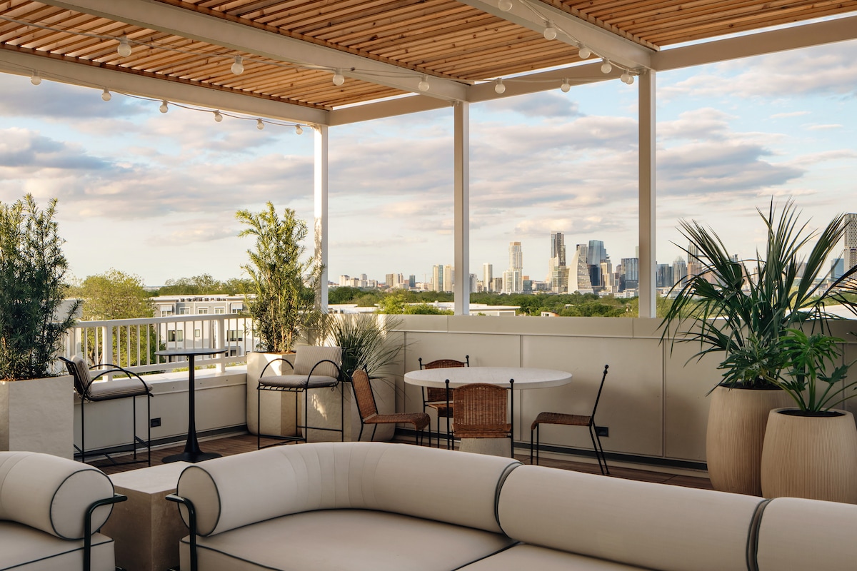 Pool, Bar, Dining | Mins from Zilker + Lady Bird