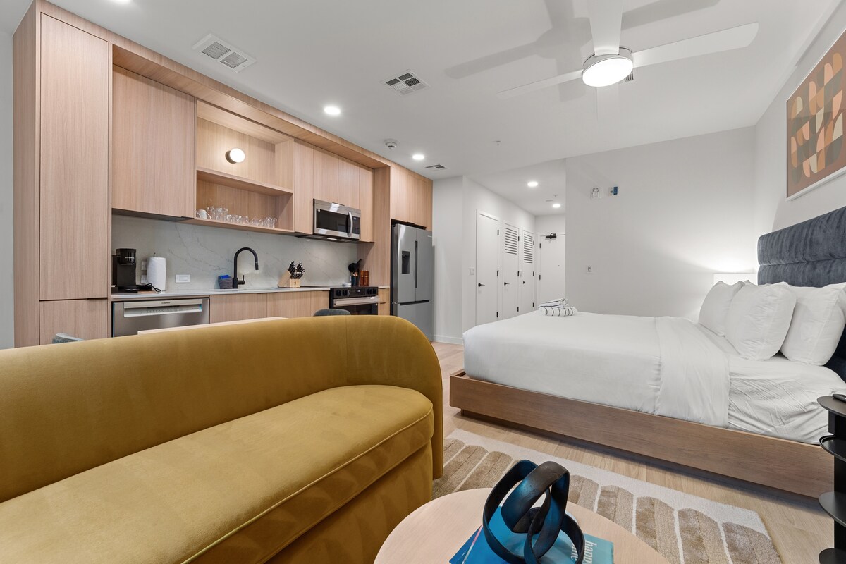 Pool, Bar, Dining | Mins from Zilker + Lady Bird