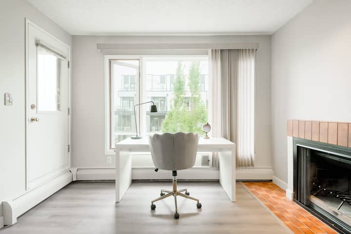 Charming Bankview Retreat | Steps To 17th Ave - Calgary