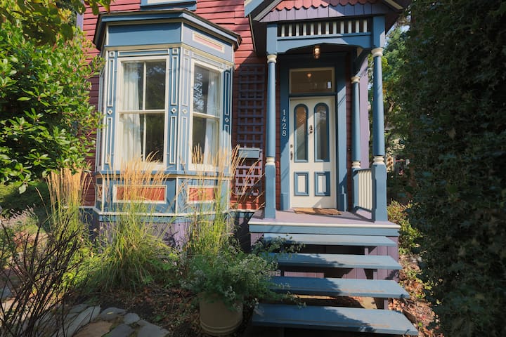 The Victorian Garden Retreat - Victoria, Canada