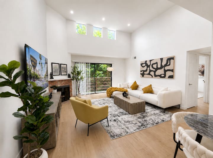 Chic Beverly Hills 2br | 2 Bath + Garage Parking - Beverly Hills
