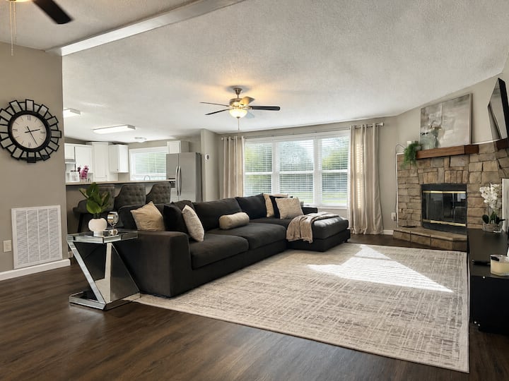 The Baytown Retreat  Spacious Home Near I-10 - Baytown, TX