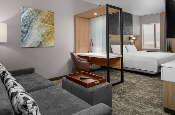 Stylish 1 King Hotel Suite W/ Parking & Breakfast - Redlands, CA