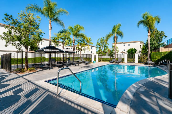 Stylish 3br Apt | Mins To Disney | Arcade - Placentia, CA