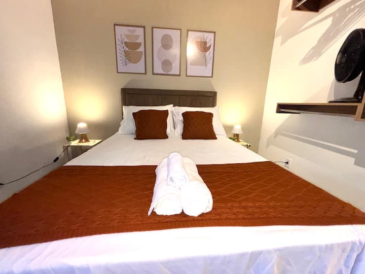 Cama de casal, guarda roupa, itens de cama, toalhas, abajur, Smart-Tv, Wi-fi, secador de cabelo Taiff, ventilador, espelho de corpo, mesa de trabalho, cadeira ergométrica.