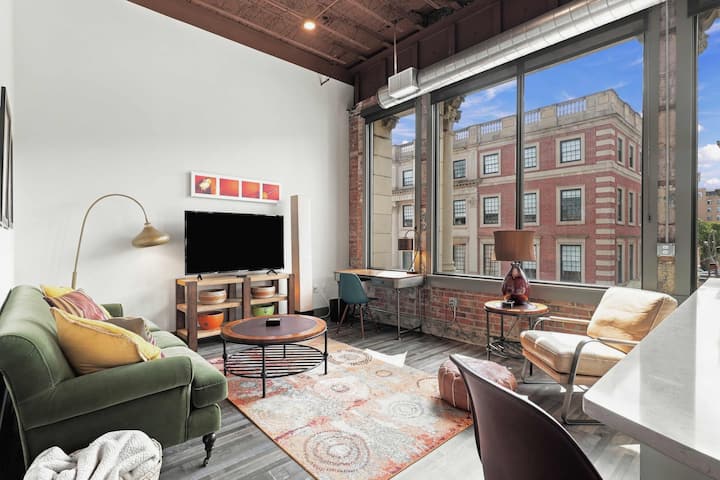 Luxe World Loft Secured Parking, King Bed, Desk - Rochester, NY
