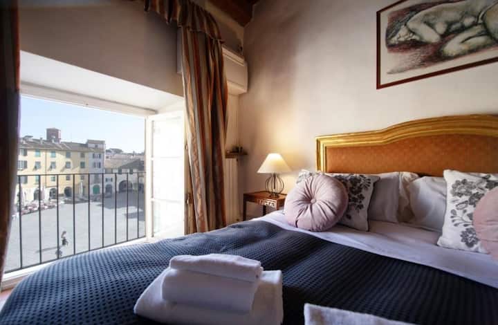 Wake Up In Piazza Anfiteatro - Lucca