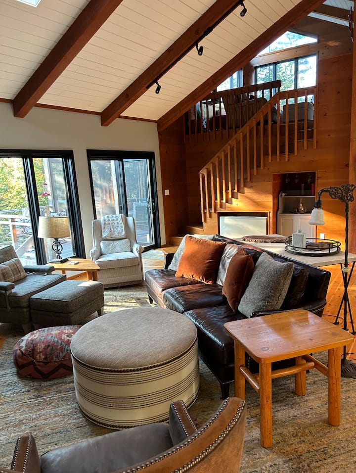 მისაღებ ოთახში არის ღია ტიპის ბუხარი, ზემოთ კი ლოფტი. ლოფტშია დიდი ეკრანი, ორი შეზლონგი და დიდი ჰიდრომასაჟიანი აბაზანა.