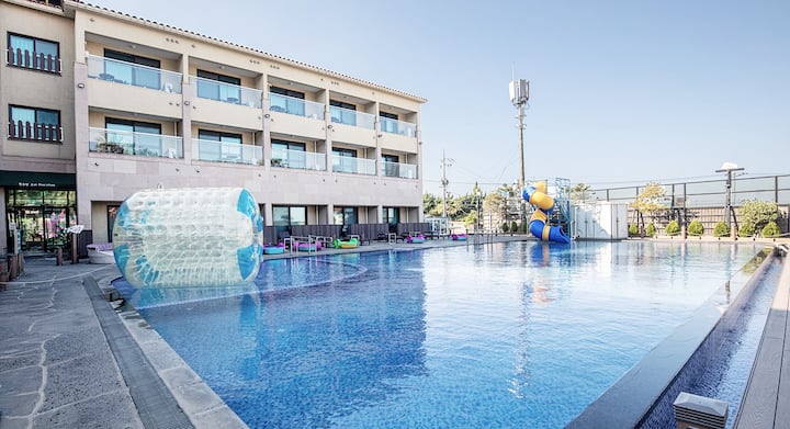 [흰수염고래 리조트] 제주 애월 감성 테마 패밀리 리조트·럭셔리B·키즈놀이터·수영장·바베큐 - 제주특별자치도