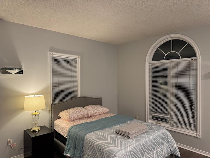 Spacious Room On 2nd Floor - Private Bathroom - Oakville
