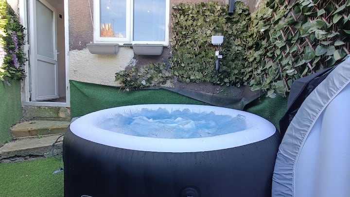 Iconic Space - Cosy Hottub Retreat Near Central - Barry
