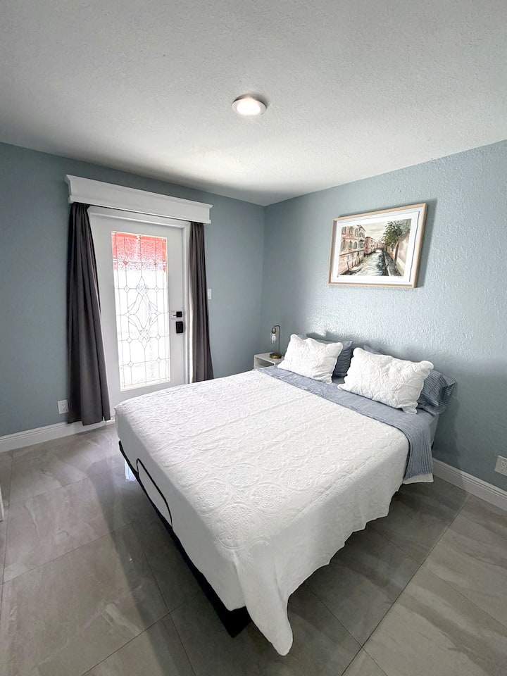 Private Suite | Near Downtown, Beach, Wynwood - Miami, FL