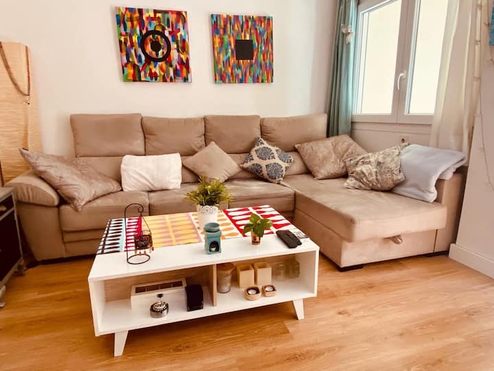 Salón amplio para descansar después de recorrer Málaga.
