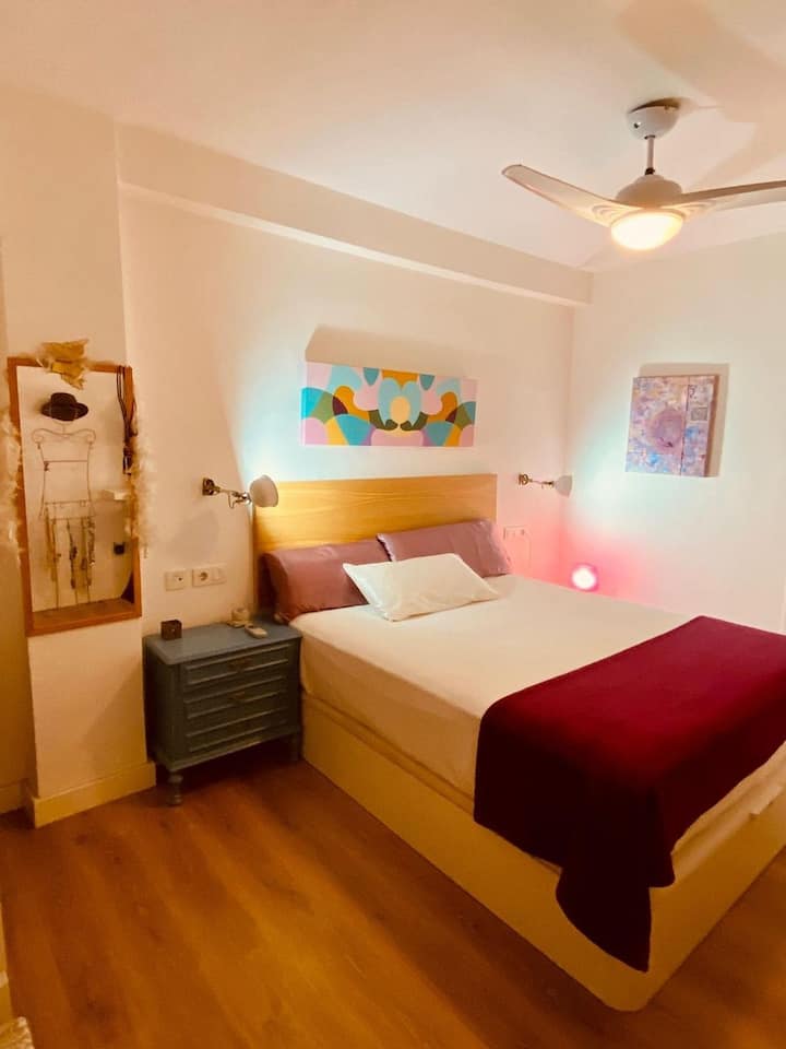 Dormitorio doble con ventilador de techo.