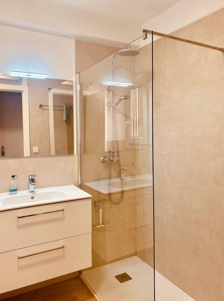 Baño completo con ducha amplia.