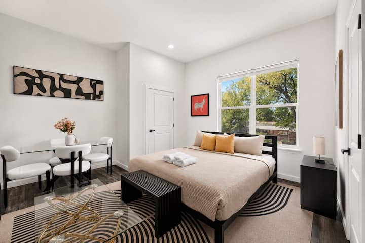 Modern Studio 2 | In Unit W/d | King Bed | Fridge - Dallas, TX