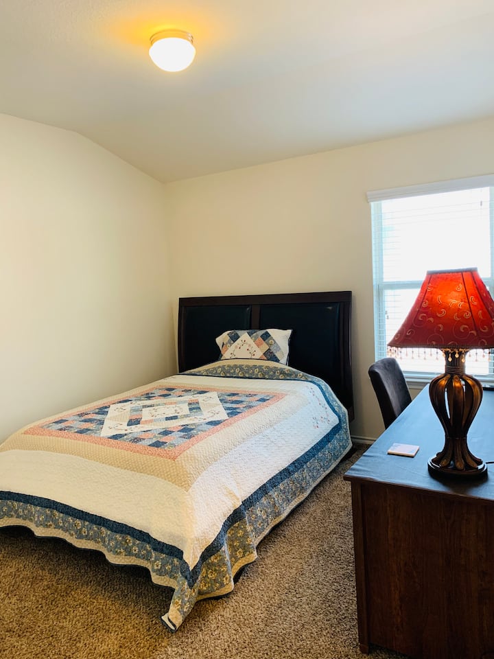 Fully Furnished Private Room In The Quiet Home - Austin, TX