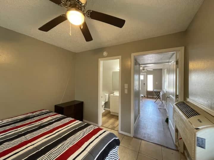 Cozy 1-bed, 1-bath With Full Kitchen Near Fort Sil - Lawton, OK