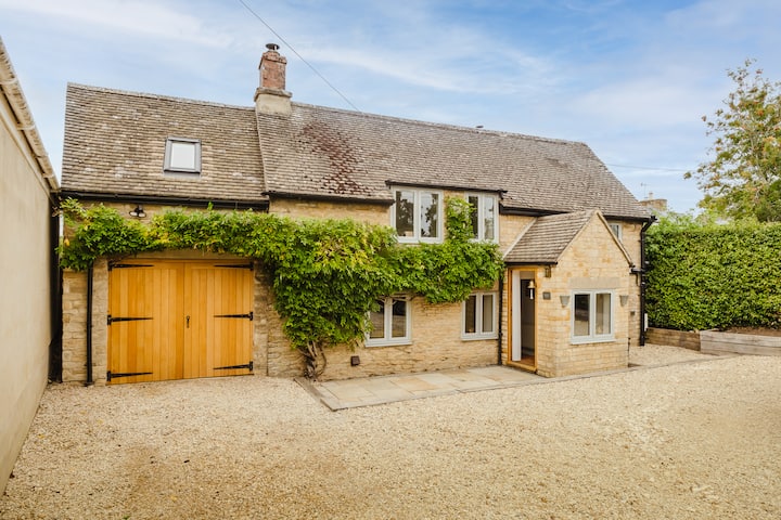 Period Cottage With Outdoor Bar & Open Views - Burford, UK