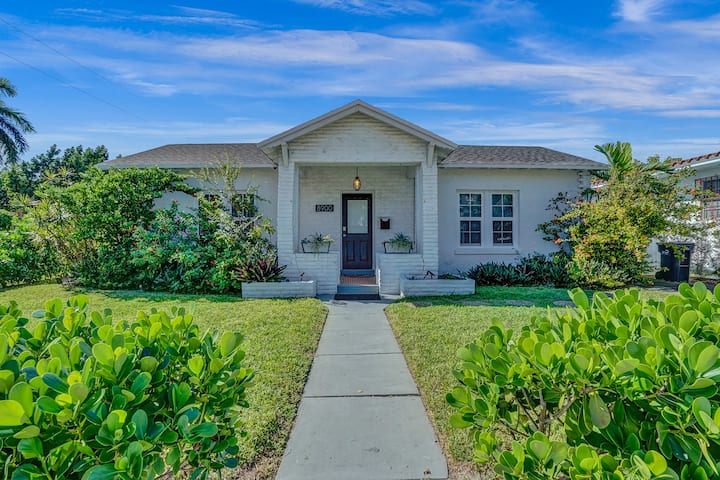 Coastal Bliss: Stunning 2br Beachfront Oasis - Surfside, FL