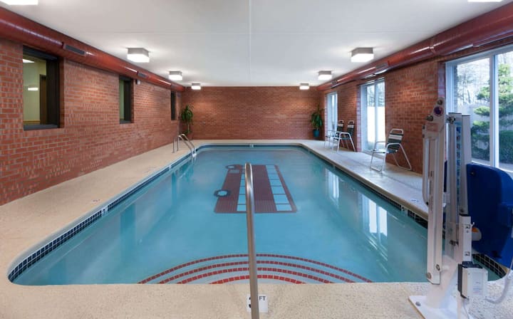 Baymont Midland | King Deluxe | Indoor Pool - Midland, MI