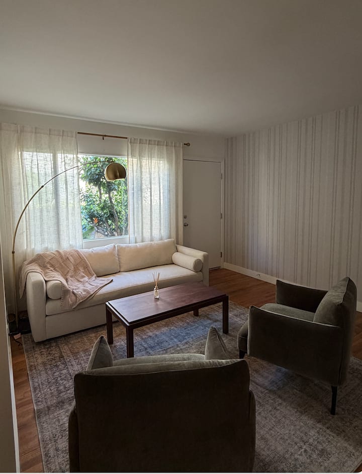 Cute 1 Bedroom Walkable Area In Melrose! - West Hollywood, CA