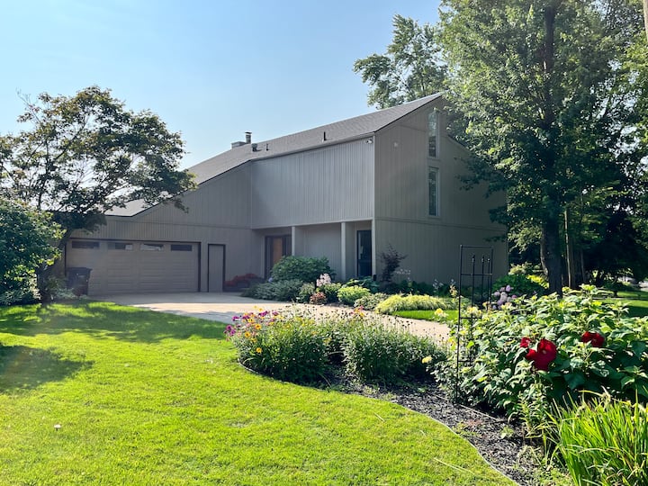 Beautiful Family Friendly Home With Pond - South Bend, IN