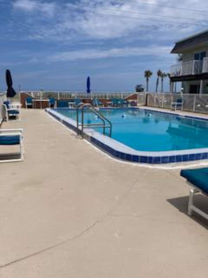 Pet Friendly Spacious 2 Floor Condo By The Sea - Ormond Beach, FL