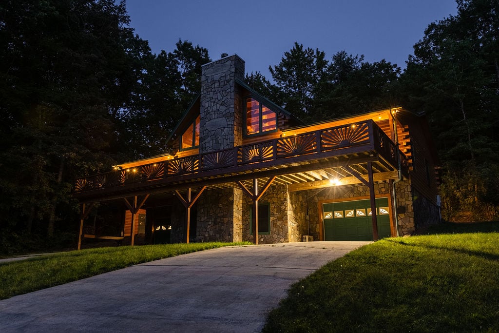 Asheville luxury cabin w/ hot tub-game-sauna