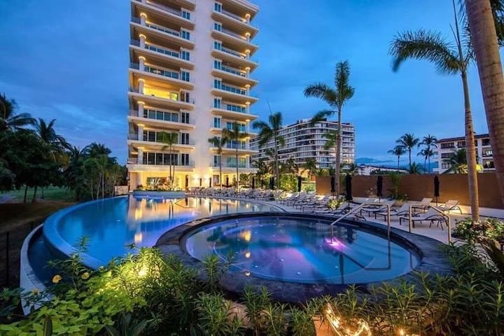 Luxury Stay At V Marina | Pool & Rooftop - Mexico